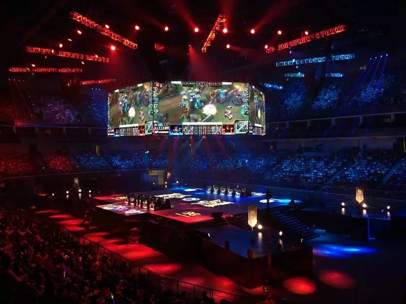 Zoom三杀格温全场乱剪 大哥两遭单杀炸线 乐言队1-0Uzi队