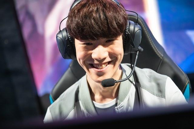 资讯活久见！世界赛首次！决赛圈打包拼药，成功吃鸡！